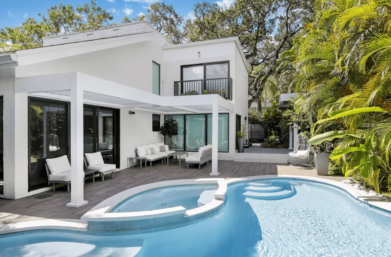 Modern white pergola around a curved pool
